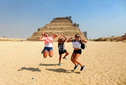 Pirámides y Saqqara Safari Tour desde Puerto de Alejandría